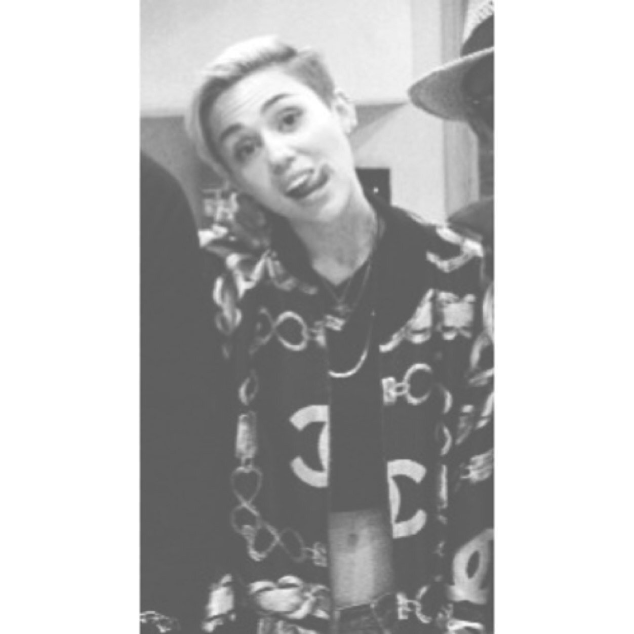 miley cyrus • single • etero • scopamica • coccolamica • nutellamica✌️