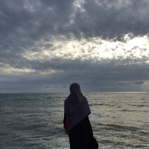 19yo, muslim-Indonesia. tegur saya bila salah, bimbing saya dalam berhijrah:)