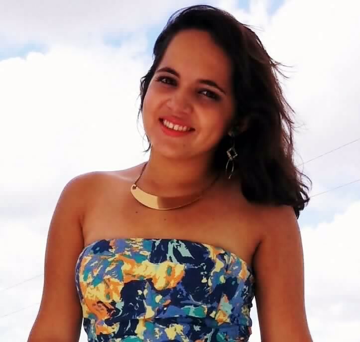 Evangélica, adoro sair com os amigos, simpática, extrovertida, feliz..
