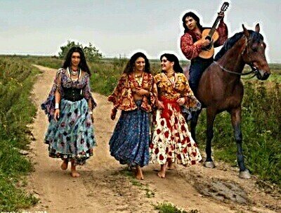 Ni oro ni plata lo mas bonito que hay son las rosas de una gitana♡ Que nos distingan por nuestros hechos que el ser gitano no tiene precio☆