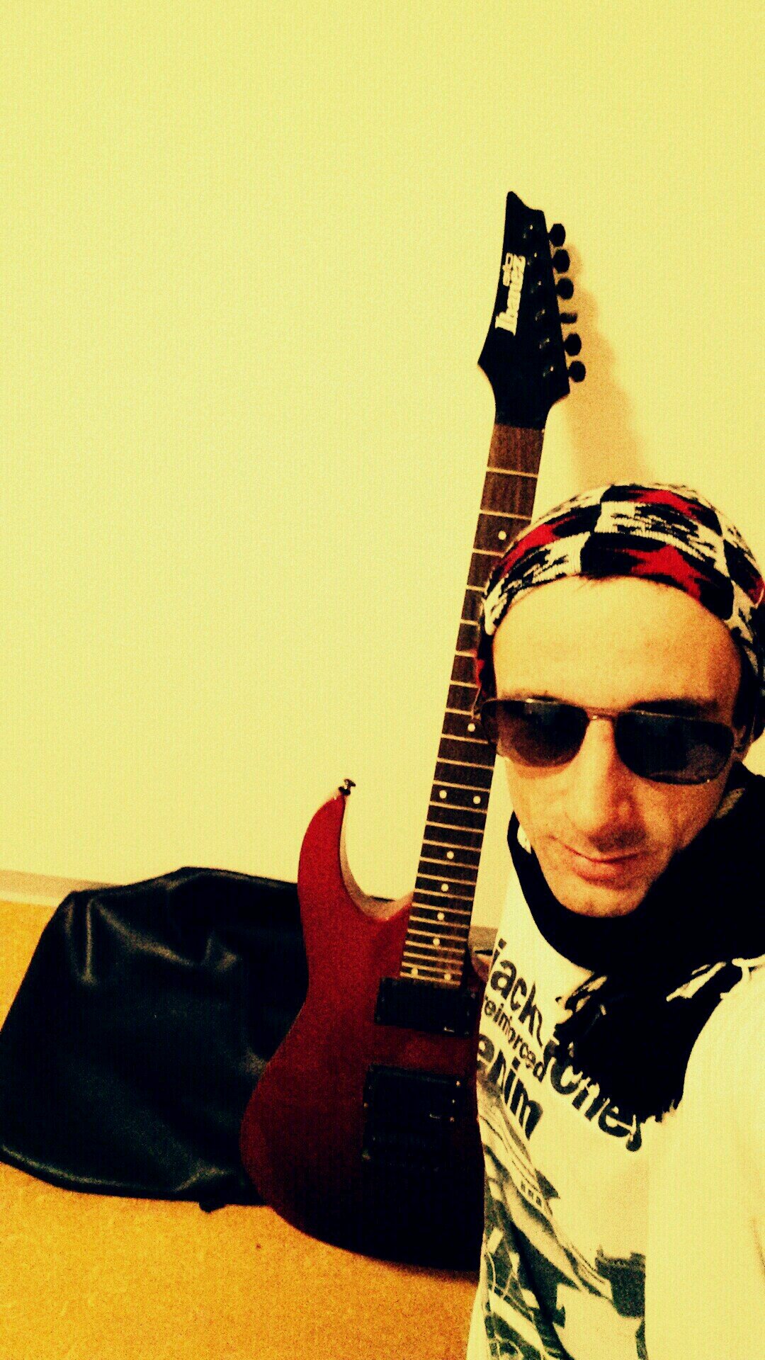 Hy ich bin Musiker ich mache ein soloprojekt auch 4 weitere Musikprojekte. Ihr findet mich in soundcloud unter Black Horse 2013. So bin ich eine sehr Kontakfreu