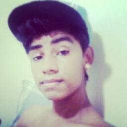 E eu peço pra você não me julgue mal, Crucificando minha aparência, Antes de tomar essa atitude Bote a mão na sua consciência ♫♪