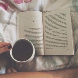 Enamorada de personas que viven dentro de libros.                Cuenta dedicada a los libros y a sus perfectos lectores. |información en favoritos|