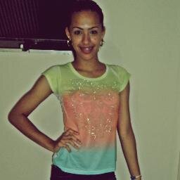 Eu sou assim, metade menina metade mulher, metade sonho. Apaixonada, romântica, Dou gargalhada quando não posso.Sensível e amável.. *-*