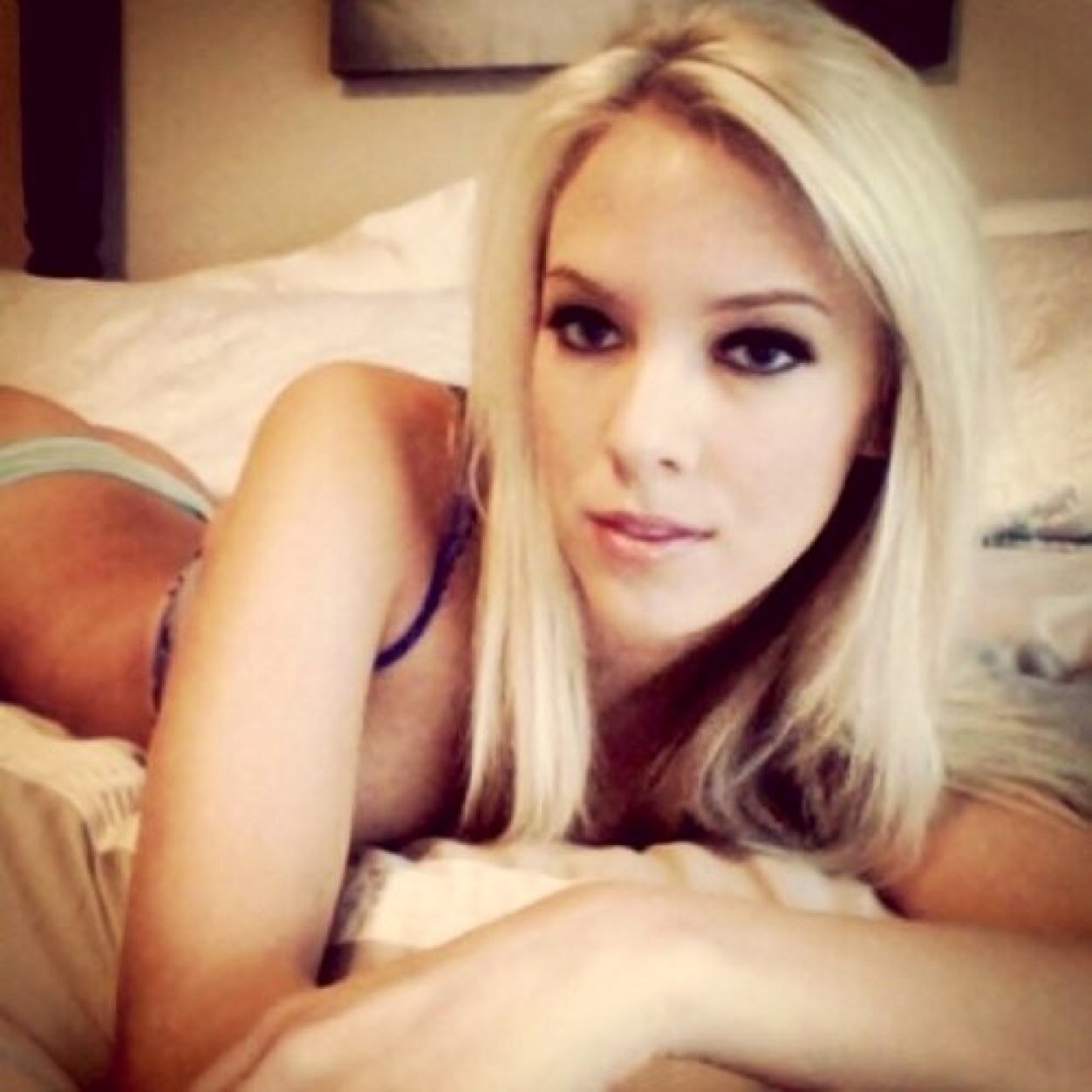 Bibi_Jones5's profile picture. http://t.co/pui61qy7Ry 50k followers or more