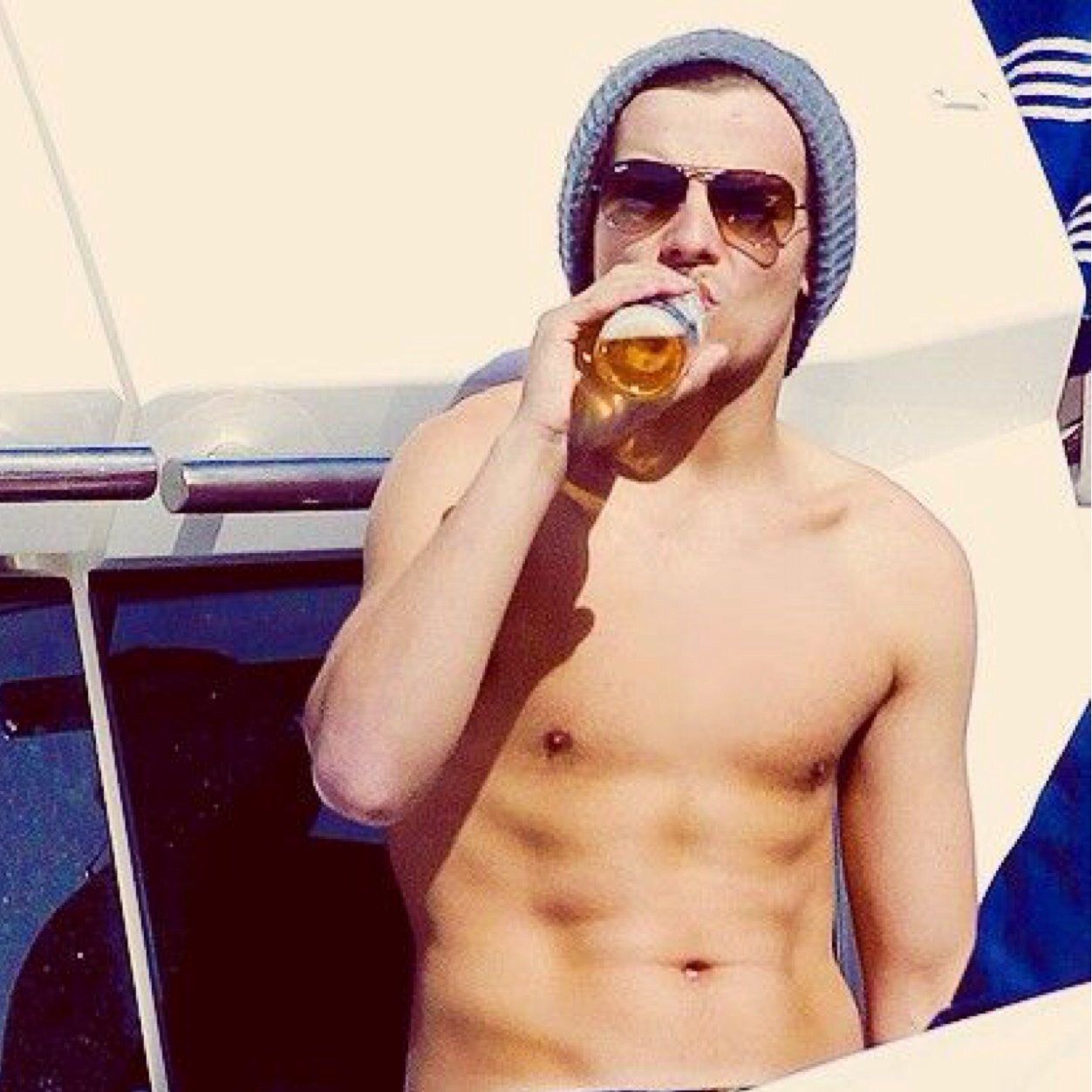 Hi im louis...im shy/.\ i love your eyes there beautiful...please love me
