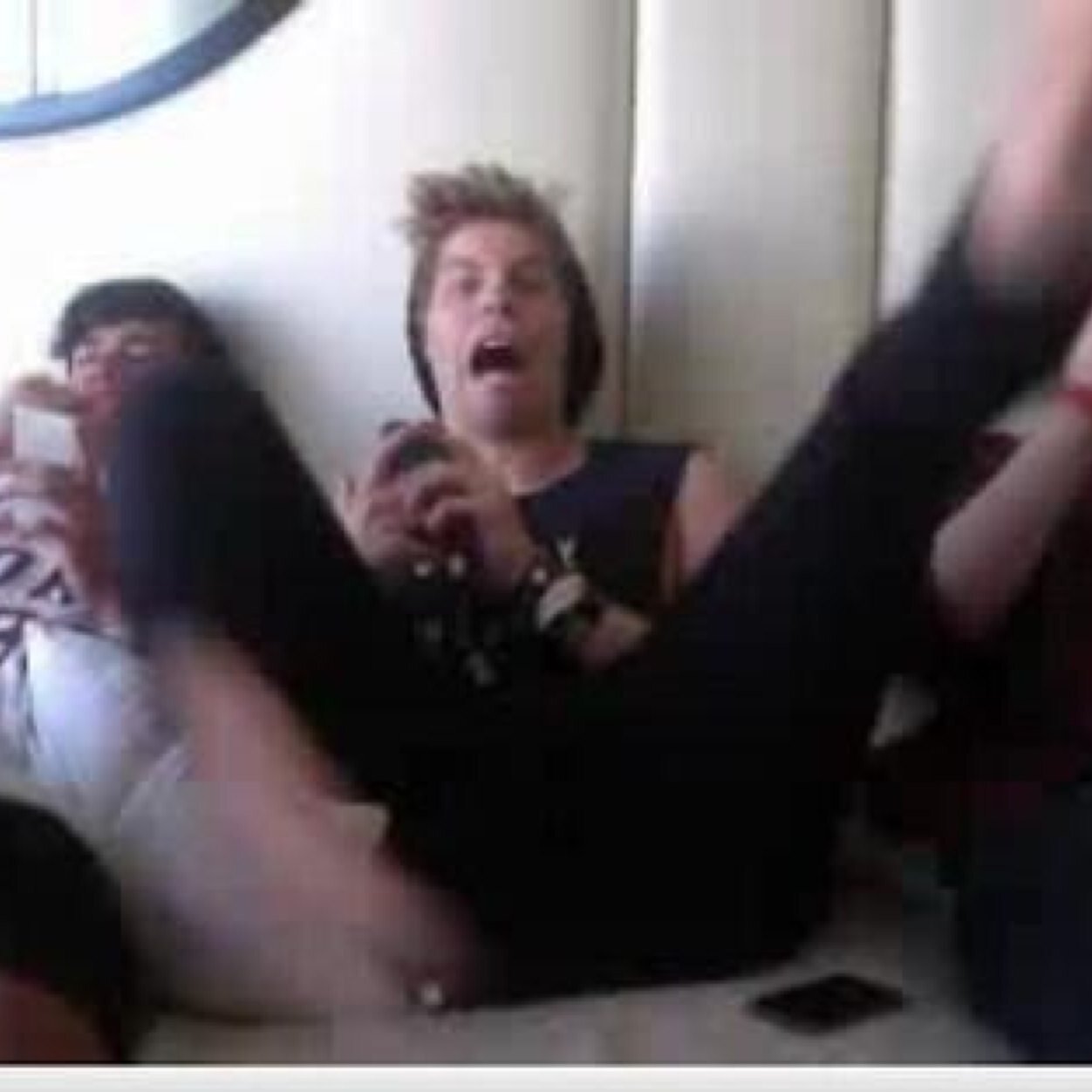 Plz follow @eloiseloves5sos thnx