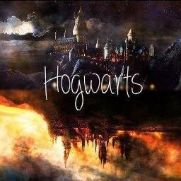 Escuela de Hogwarts de Magia y Hechicería. En Hogwarts siempre se prestará ayuda a quien la pida. Draco Dormiens Nunquam Titillandus.