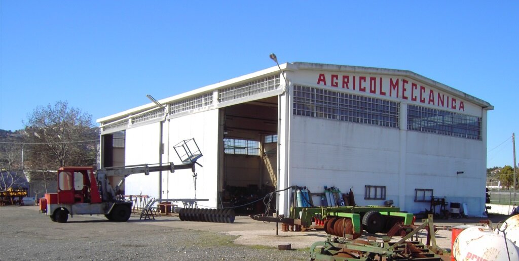 Costruzione e vendita di attrezzi meccanici e macchinari agricoli, nonchè la riparazione di tutto quanto sopra.
