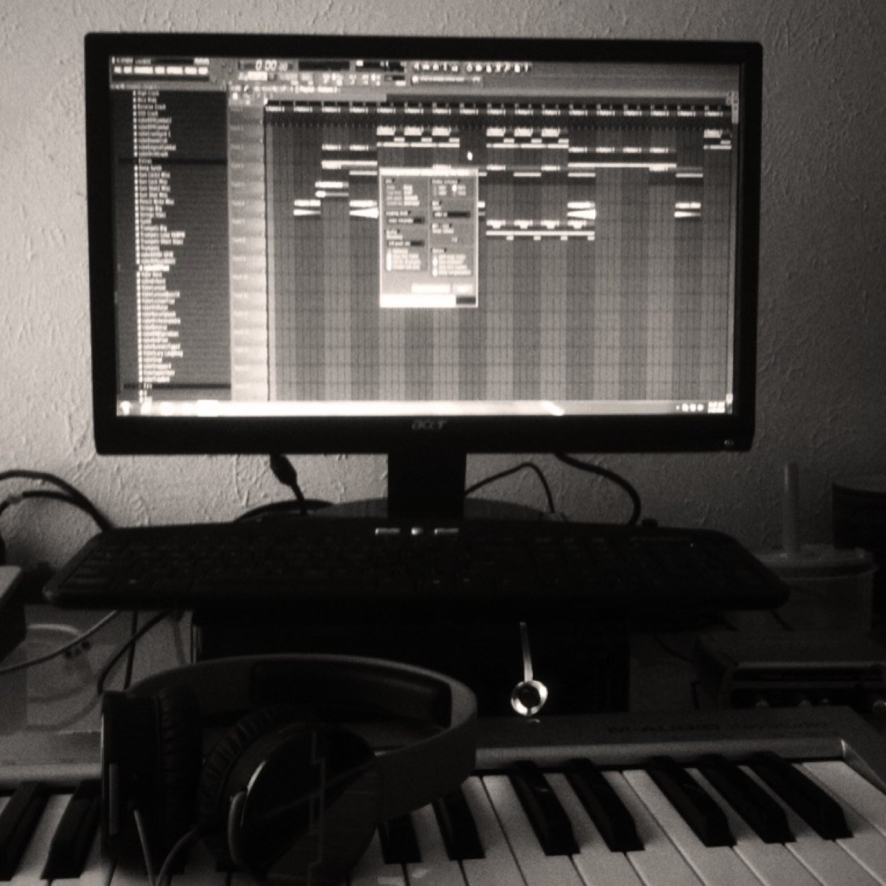 Memphis native producer. Co-Producer of Darkside's #WorkinMyWrist record. http://t.co/I4SPuFbC1s #UKNOWBIZZLEMADETHEBEAT