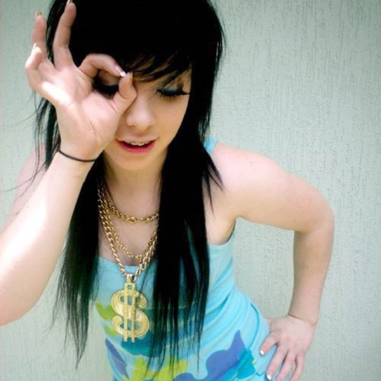 18 years old, female. I love bands so dont fuck around. Fangirlz. Badgirls club. I love heavy metal. Unicorns are the shit