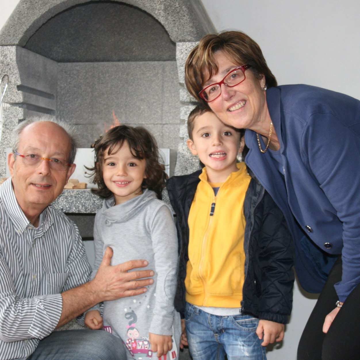 sono nata a Uzzano 65 anni fa,faccio l'impiegata in Comune;sono sposata con Guido e nonna di due gemellini:Giulia e Lorenzo