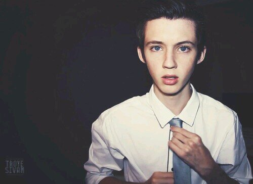 The world is full of surprises||Summer King||Trapped in Neverland||Bisexual||Single