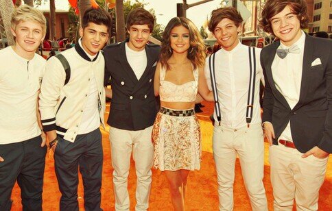 FOLLOW @aida_hogeitabi and @LoveSelenator22 PLEASE!!