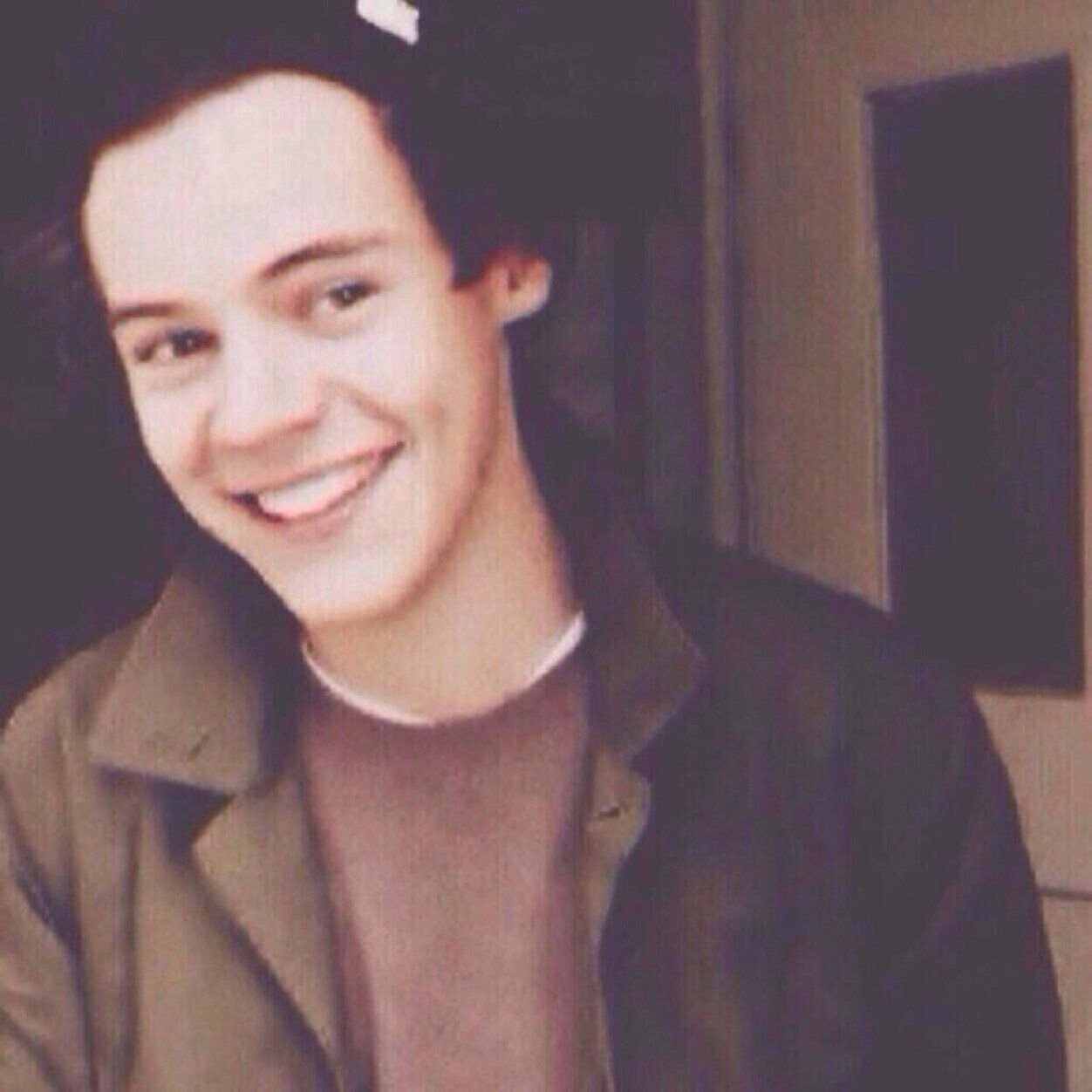 follow @vaguelyharry because i gave your sexy face a free follow :-)