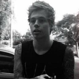 writer of You're Fucked Luke Hemmings on Wattpad. ;) x