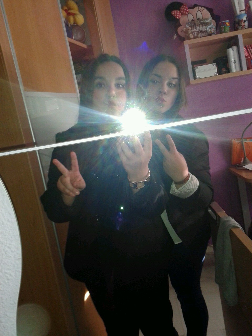 Believer y smiler . Junto a ella puedo respirar sonreir divertirme y llorar . Te quiero enana 26oo.Él ♡♥