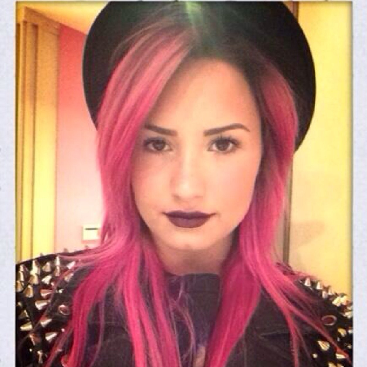 Hey this is free follow dont follow this accuont follow @shoglovato pleaaasse =)
