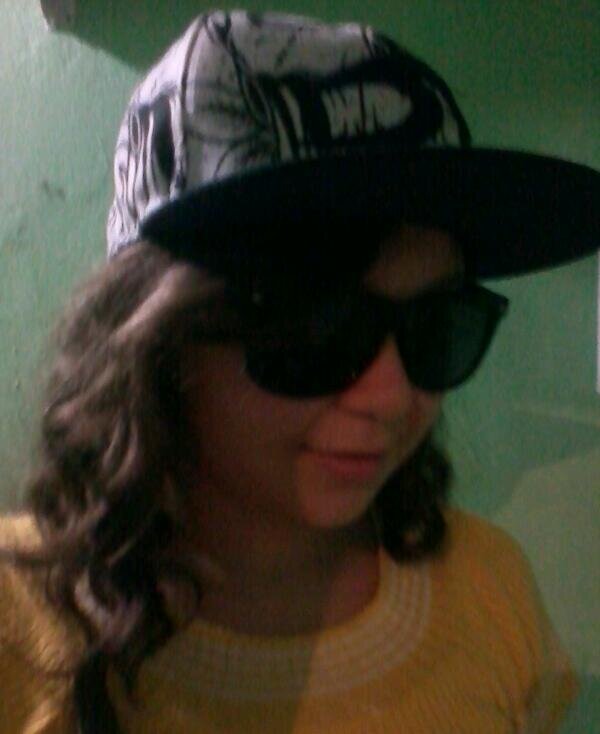 suelemmanola's profile picture. SOU maluquete , adoroo comer kk, mas sou legal :*