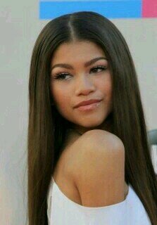 please fellow me @zendaya,@bella thorne and @Gabriella love ya all33XD bdai June 9