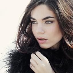 Tinúviel. Hija de Thingol y Melian, la maia. El ser más hermoso que ha habitado Arda. ¿A qué no renunciaría por Beren?