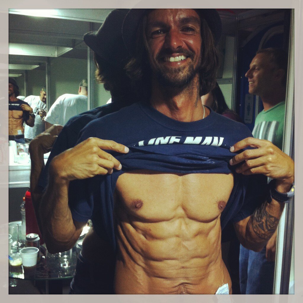 Frases, agenda de shows, fotos entre outros. Armando ♡