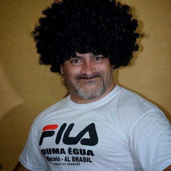 Barulhista de primeira, inimigo número um dos tímpanos e cada baquetada são duas minhocas!!!  Baterista dos Geleias .