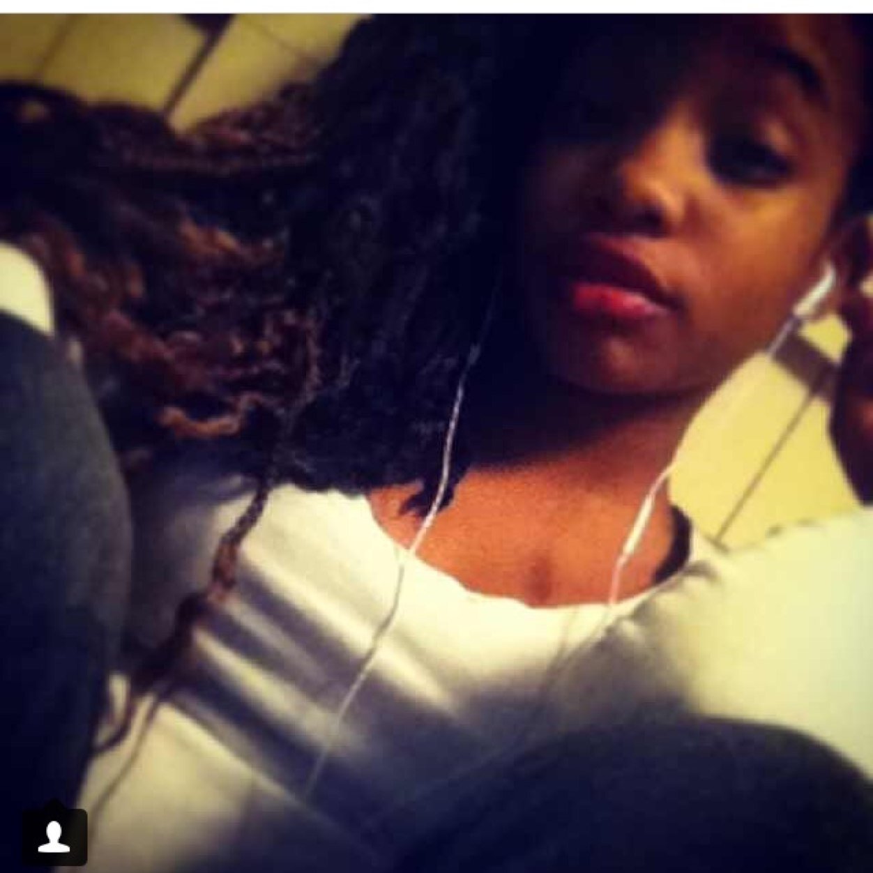 Hi My Name Is Alysia :) im 17 years old @tierra_scott24 is my bestfriend kik : alysiamonea IG: ___selfmadee__