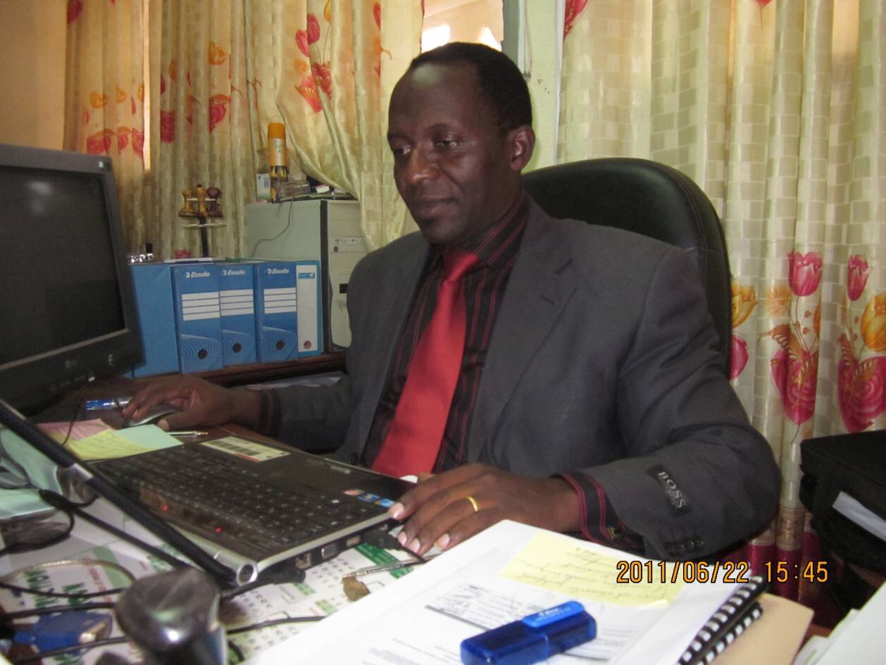 Professeur titulaire des Universités
Bamiléké résidant à Ngaoundéré
