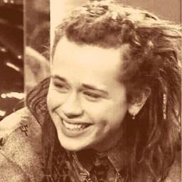 Sara, anti-social teenager,17/WE ARE INFINITE/ I'll take your hand if you take mine /♥ @LukeFriendMusic will always be my winner ♥ He followed on 02/02/2014 :)