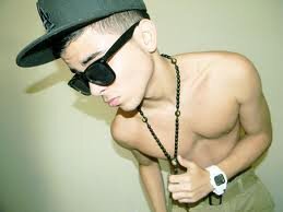 AbkrJr's profile picture. Sept heures,je me réveille
et dehors il fait clair
Vite,je balaye,il faut que la maison brille
Je cire,je frotte,je range ... c'est tweet @@@@@