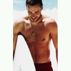 don't follow me,                                                                    pls follow @tomlinkaty thanks sweetie. :) x