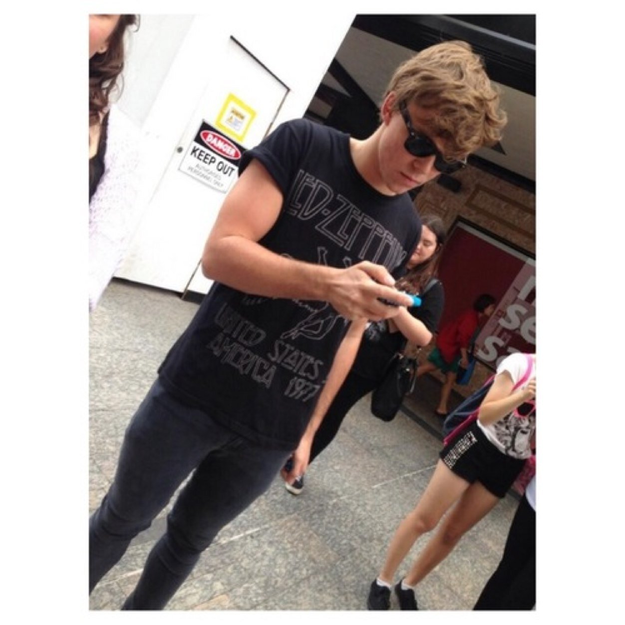 follow @twerkitmashton ily
