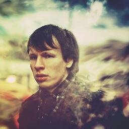 Склеиваю остатки сознания в поисках получить что-то новое. Сгущающаяся сукровица богровеет, в висках пластины, мы не роботы, но мы и не пишем картины