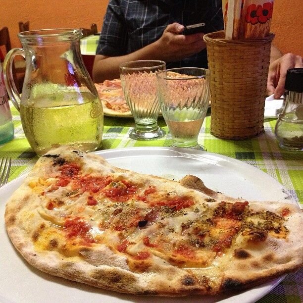 Non' è un calzone, non è un panzerotto ....Vieni a scoprire e gustare l'originale PIZZA MUTANDA ! A
Brusnengo (BI) via Torino 44 - tel.3474050093