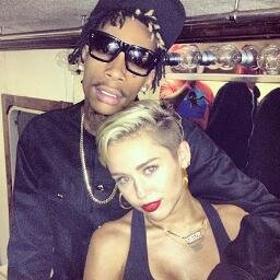 Faço votos, eu tenho sonhos
E eu ainda quero acreditar
Qualquer coisa pode acontecer neste mundo
Para uma garota comum 
-Ordinary Girl- Miley
