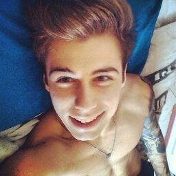 Músico  profissional e Ator no Teatro Mineiro dos Estudantes . Skype : anjo_gabriel13