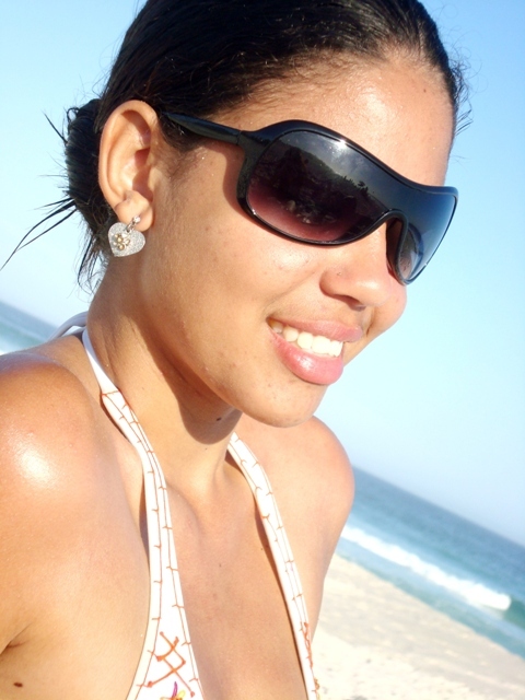 =D Ela é diferente, Ela é engraçada, É inteligente, Também é bem humorada! *-*