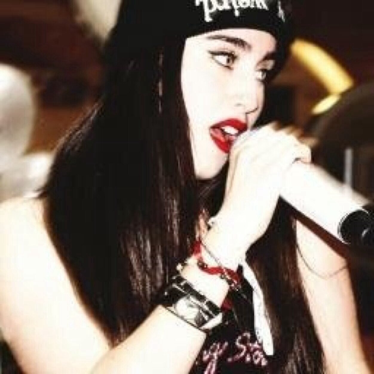 hii heres a free follow from @jaurexotic please go follow her!!! ilysm!!! youre cute btw ;)