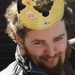 Veo muchas pelis,me encantan los videojuegos y soy un poco...raro?Además,soy el novio actual de Krispín Klander y el tan esperado Parches