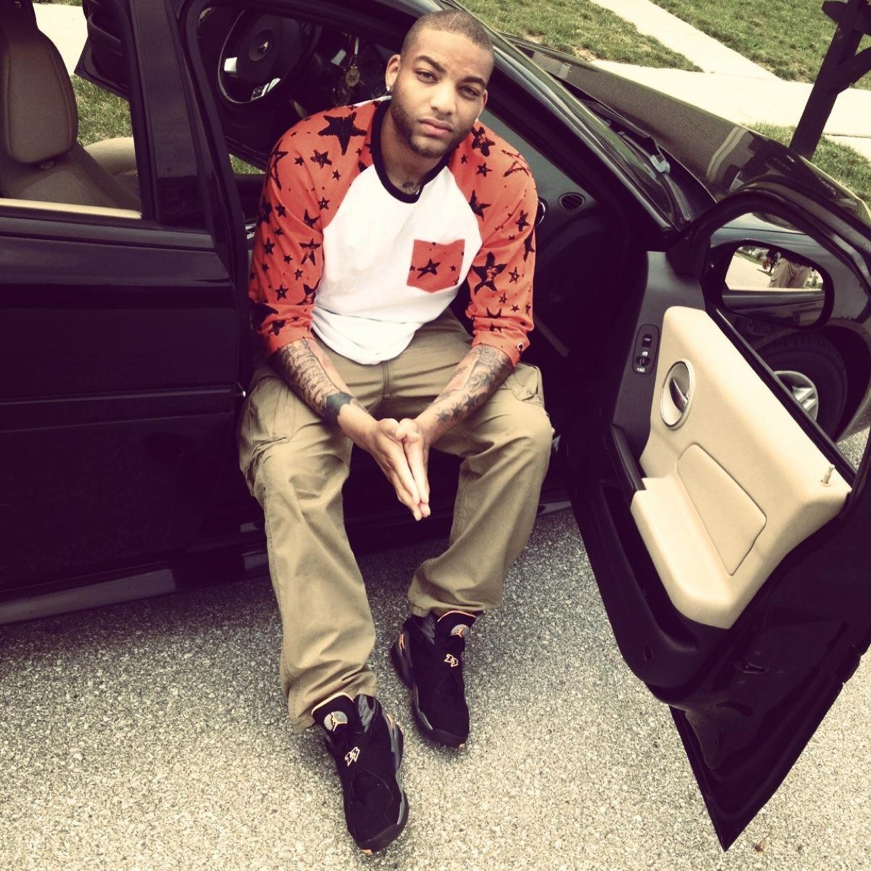I got 10 kids , 2 dogs, 12 baby mamas, no job, no house, i still live wit momz, and 1 lazy eye!