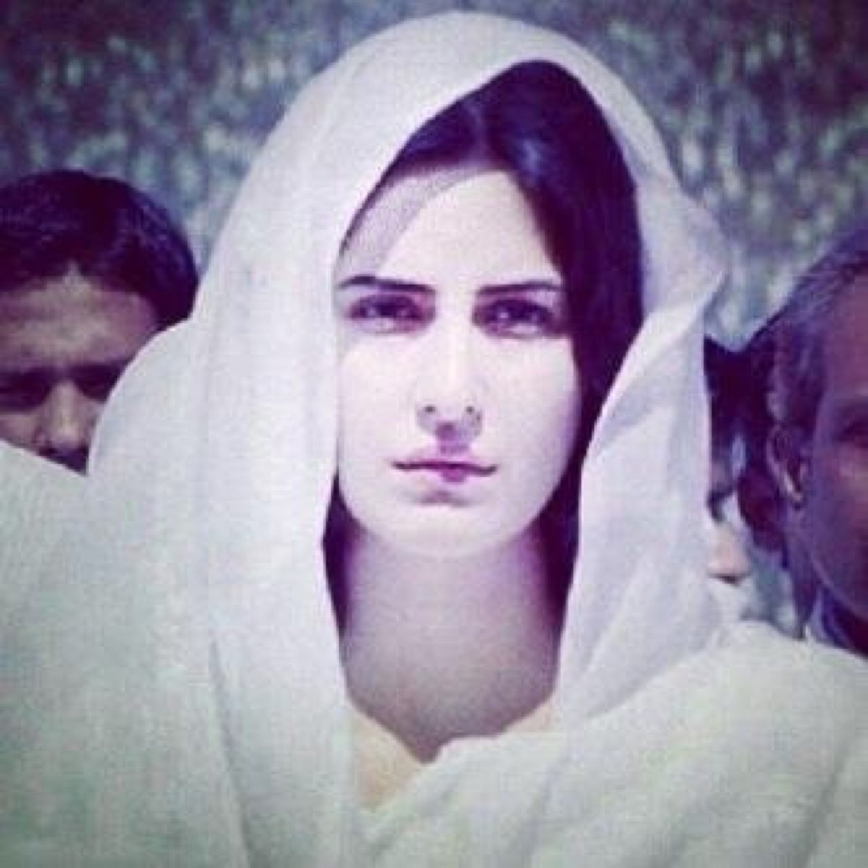 ليس هٌنا مَ يٌبهج..