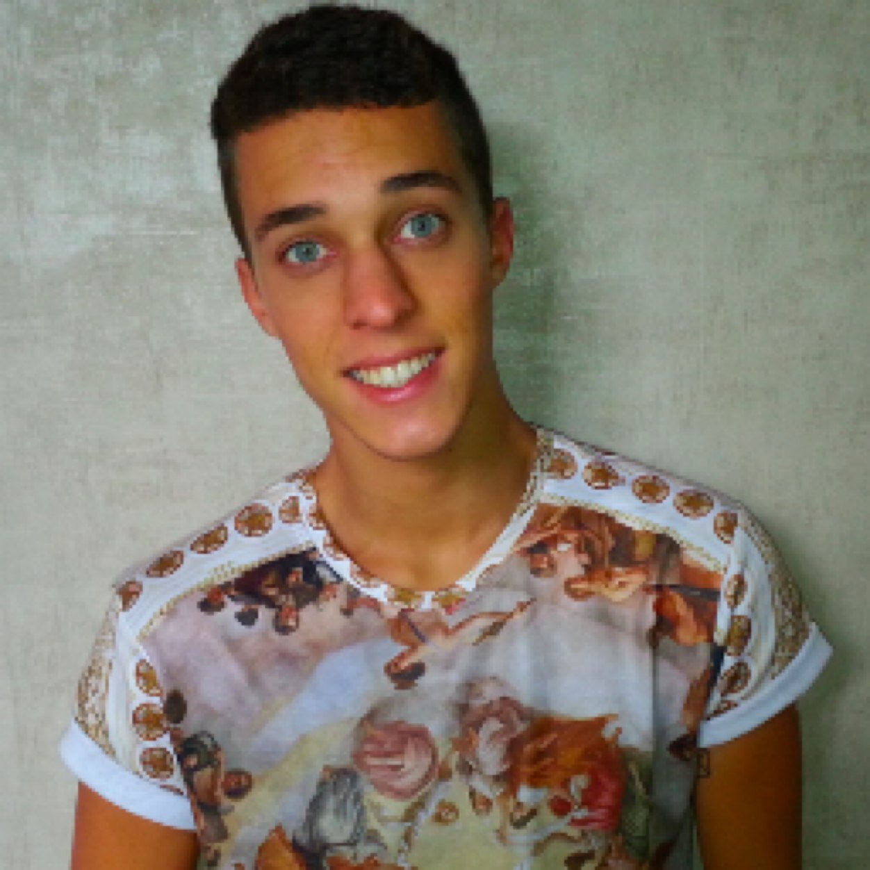 Corentin, 20 ans, Lillois, Mannequin en agence. Hésites pas à RT et FAV si les tweets te plaisent :)