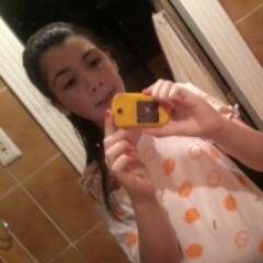 Amo a Demi Lovato a banda 1D  . Não julgue auguem por gostar de 1d ou Demi ou outras pessoas .