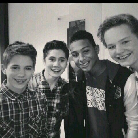 20 mainiacs,1 acc. We love Mainstreet ♡ mainiacs for life. If you don't like them don't wasted you're time to talk about them cuz if you do you must like them x