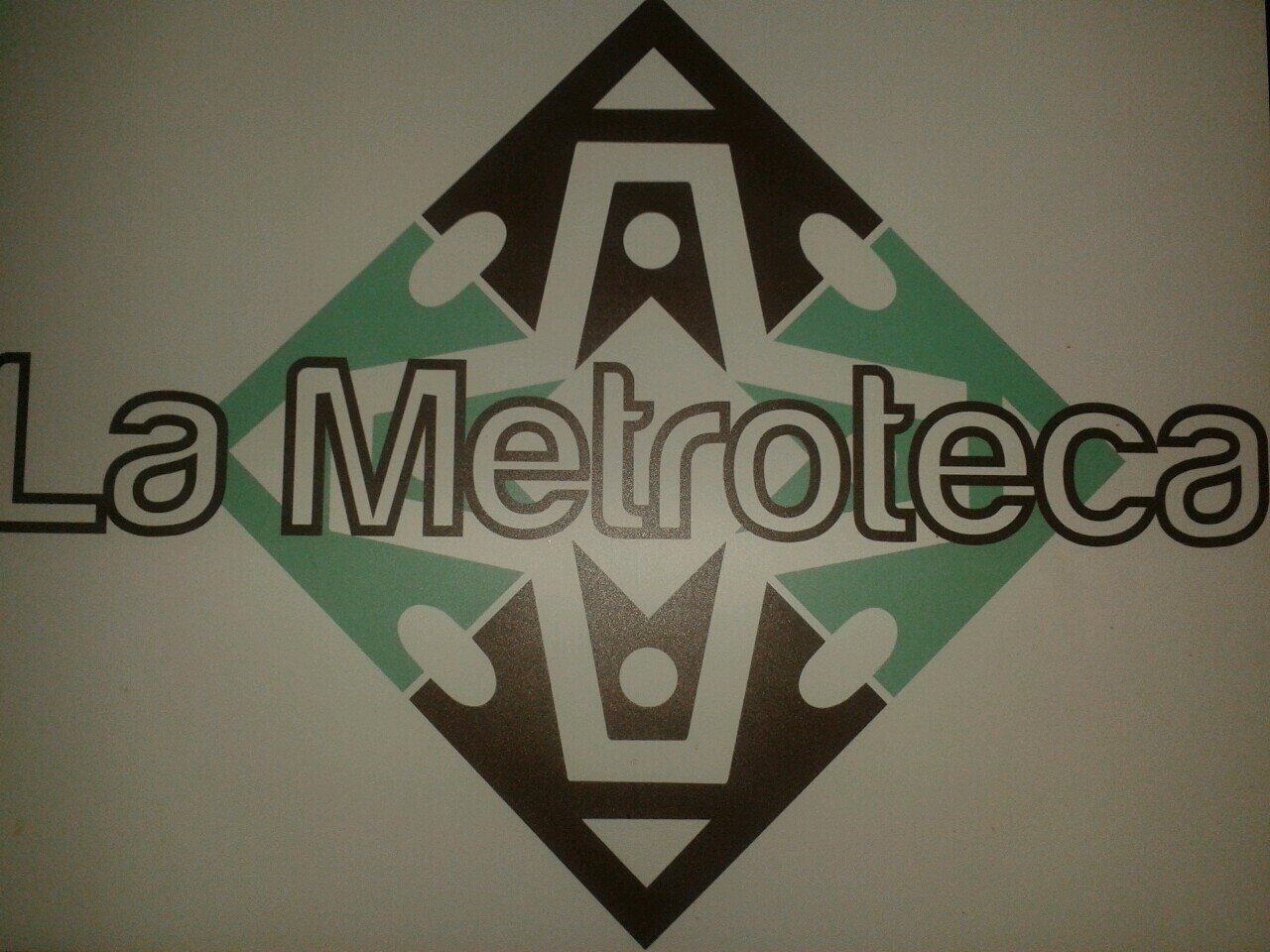 Bar - Restaurante menus a 10€. Jueves,viernes y sabados aprovechate de nuestro 2x9 en copas y nuestros metrotubos de 5l de cerveza.