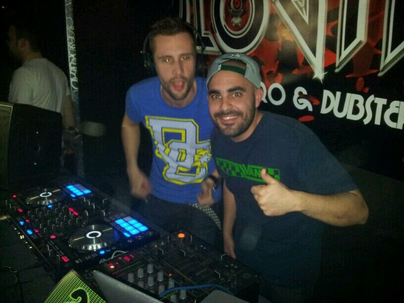 Trabajo, estudio y cuando me queda tiempo, intento ser Dj
XD