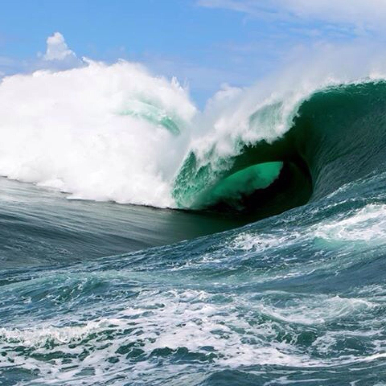 WaveEffect's profile picture. Surf, Music, Sports, allways thinking about stuff, be sure to check my blog! Follow me!