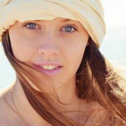 LaurenRoloff's profile picture. 20 anos, gaúcha, gremista e estudante de Moda. Gosto de chimarrão e 7 belo verde. Amo o autor da vida e sou FELIZ por causa Dele! :)