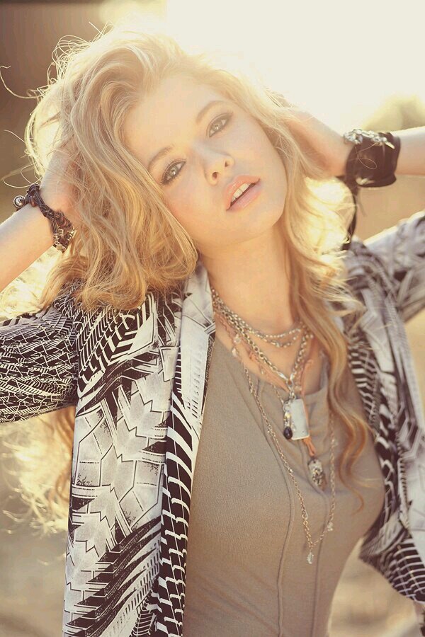 Hi I am Alyssa Hope Weir , im 14 im a wizard sister to Benny #taken by a sexy guy @HeyDeuce24 he is mine  #vampire
